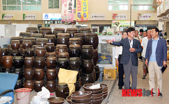 전남 강진읍 시장 둘러보는 이재오 의원