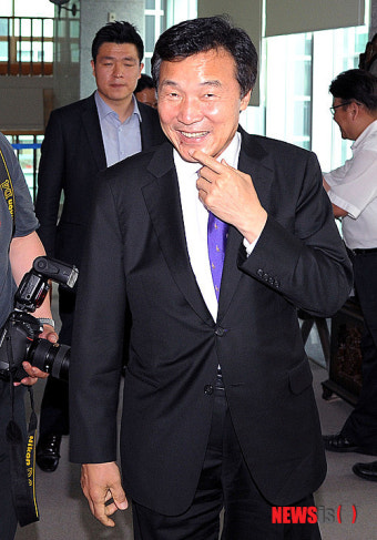 심포지엄 참석차 조계사 찾은 손학규 상임고문