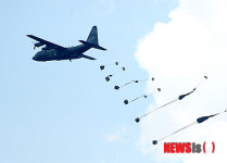 식량과 탄약보급하는 C-130