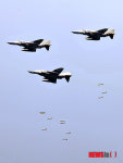 적 대공망 제압 및 폭격 위해 폭탄 투하하는 F-4E