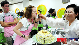 한국 전통 떡 맛보는 외국인 학생들