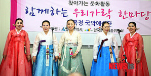 경기민요 선보이는 단원들