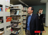 한국학교 도서관 살펴보는 박원순 시장