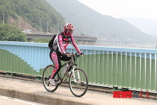 강촌다리를 달리는 마니아