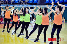 커버댄스 선보이는 청담중학교 여학생들