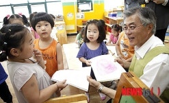 보육교사체험 나선 문재인 상임고문