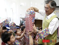 어린이들과 블록 쌓는 문재인 상임고문