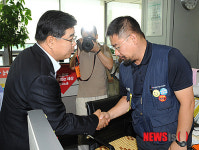 노조원들과 악수하는 신동규 신임회장