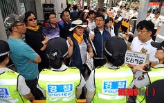 순서 기다리는 전국교직원노동조합 회원들