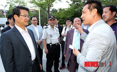공원에서 시민 의견 듣는 김용판 청장
