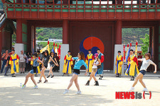 수원 행궁광장서 궁궐셔플댄스