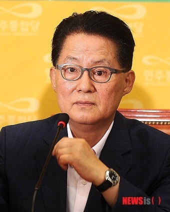 금품수수 의혹 관련 기자회견하는 박지원 민주통합당 원내대표