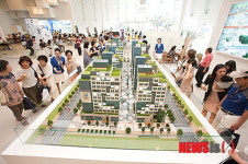 분당 정자 엠코 헤리츠 견본주택 모형 살펴보는 사람들