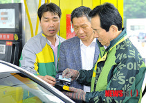 카드기계 사용법 배우는 정세균 고문