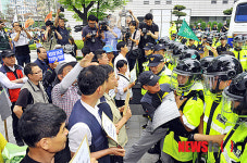 비료 뿌리며 항의하는 농민들