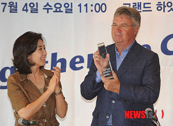 홍보대사 위촉패 받는 히딩크
