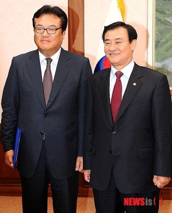 정진석 신임 비서실장과 기념 촬영하는 강창희 국회의장