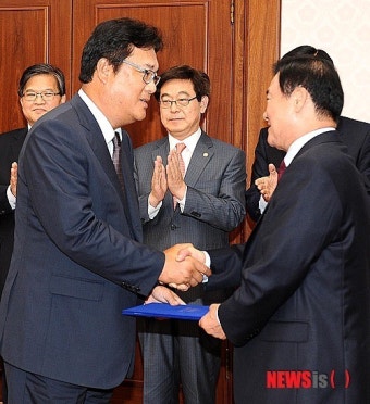 임명장 수여받는 정진석 신임 비서실장