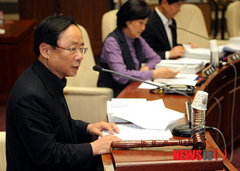 인사말 하는 이주영 대법관 인사청문특위 위원장