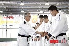 유도 국가대표 선수들과 인사하는 문재인 상임고문
