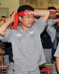 머리띠 동여매고 파업 현장으로