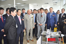 공장내부를 둘러보는 한-카 양측 인사들