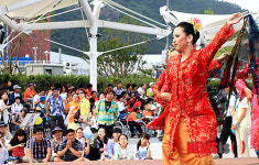 아름다운 브루나이 여인의 손짓