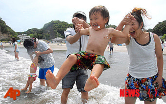 日 후쿠시마현, 원전사고 후 첫 해수욕장 개방