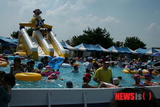 엄마 손 잡고 AK플라자 가자…물놀이 동산 개장