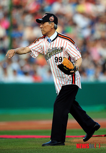 2012 올스타전 시구하는 김영덕 전 감독