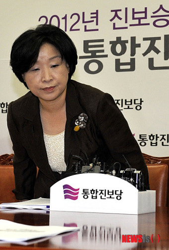 통합진보당 의원총회 입장하는 심상정 원내대표