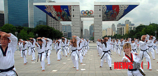 양팔없는 여성 태권도 유단자 쉴라 래지위츠도 참가