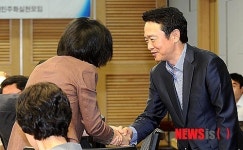 공정거래법 개정안 공청회 참석자들과 인사하는 남경필 의원