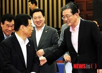 의원들과 인사나누는 이한구 원내대표