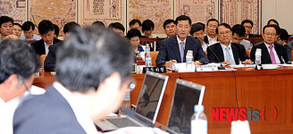 질문 경청하는 한국교육과정평가원 원장