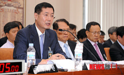 질문에 답변하는 성태제 한국교육과정평가원 원장