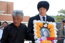 학교 찾아온 아름이