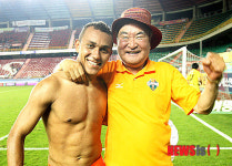 승리 기쁨 만끽 하는 강원FC 남종현 대표-웨슬리