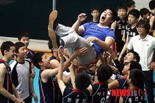 우승 쌍용천안중, 김동균 코치 헹가래