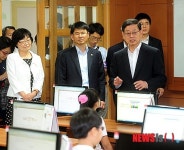 영문초등학교 방문한 김황식 총리