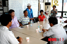 경포상인들과 대화하는 장신중 서장