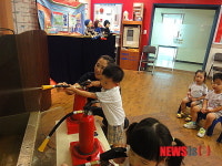 소화기 체험하는 어린이들