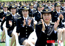 박수치는 충주 중앙경찰학교 학생들