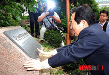 표석 닦는 정세균 상임고문
