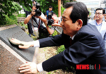 표석 닦는 정세균 상임고문