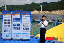 수상태양광발전 시설 설명하는 한호연 처장