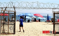 철조망 넘어 피서지