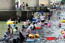 압록유원지 피서객들