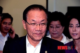 회의실 들어서는 황우여 대표와 위원들
