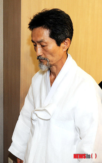 침통한 표정의 강기갑 대표